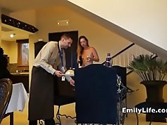 Голый кыҙҙар тоторға ишек хеҙмәт күрһәтеү өсөн номер