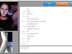 Һөйкөмлө туташ, показывая сиськи, тәрән сост уның палец